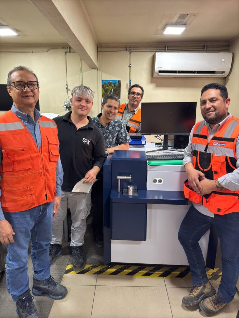 Instalación del espectrómetro de emisión óptica en empresa Fundición Talleres Ltda.